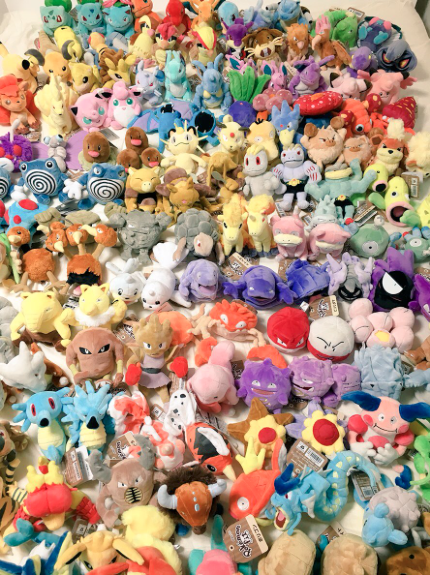 Fan gasta $1,600 dólares en capturar 151 peluches de Pokémon 2