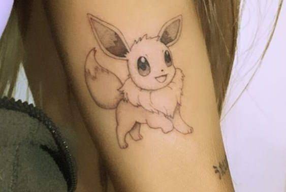 ¡Ariana Grande elige tatuarse un Pokémon! ? 1
