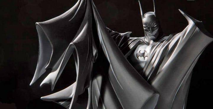 #SDCC2019 La estatua en blanco y negro de BATMAN basada en el arte de Todd McFarlane fue presentada en SDCC