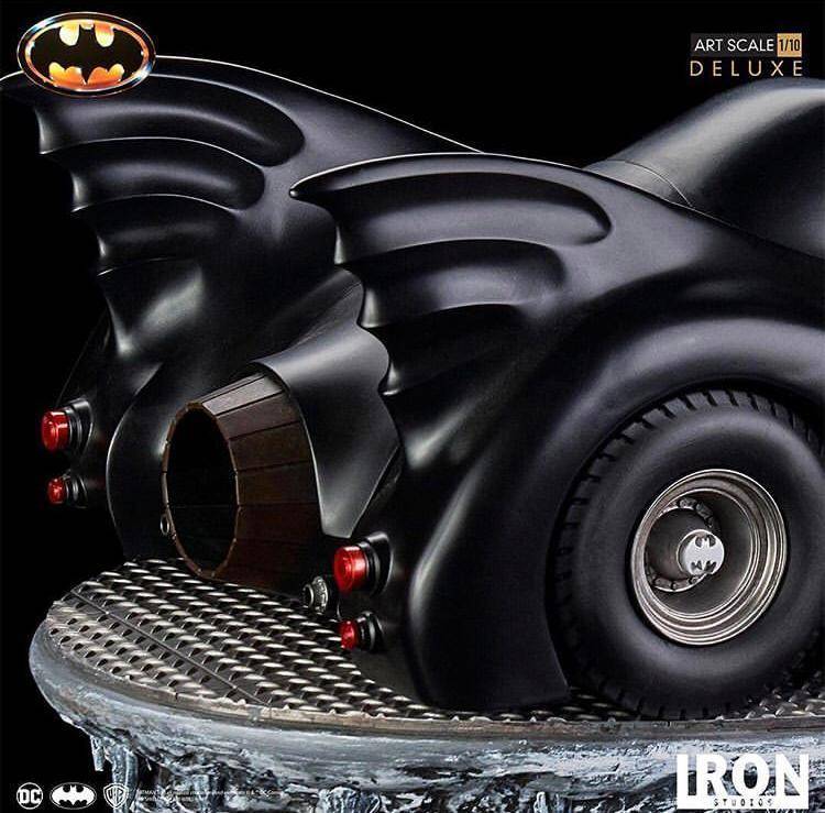 Iron Studios presenta edición especial de Batman y Batmobile 7