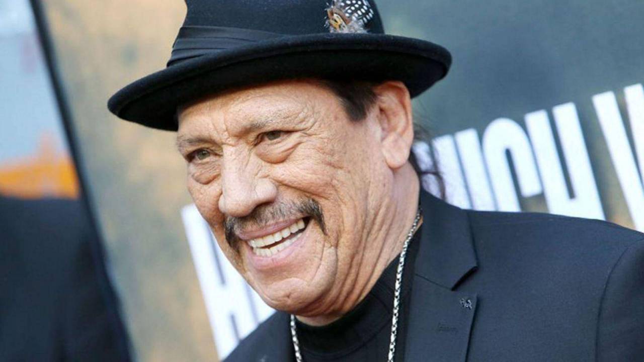 Danny Trejo salva a bebé de auto volcado