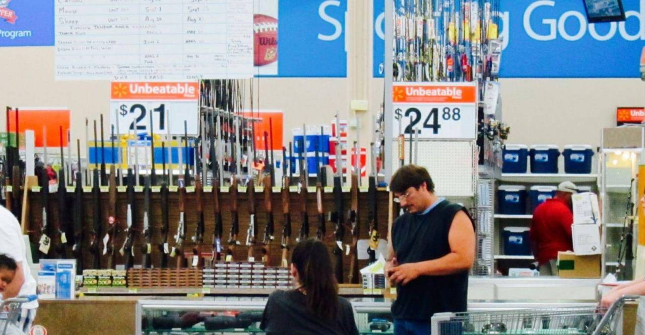Walmart retira juegos violentos de sus tiendas, pero mantiene venta de ¿Armas? 31