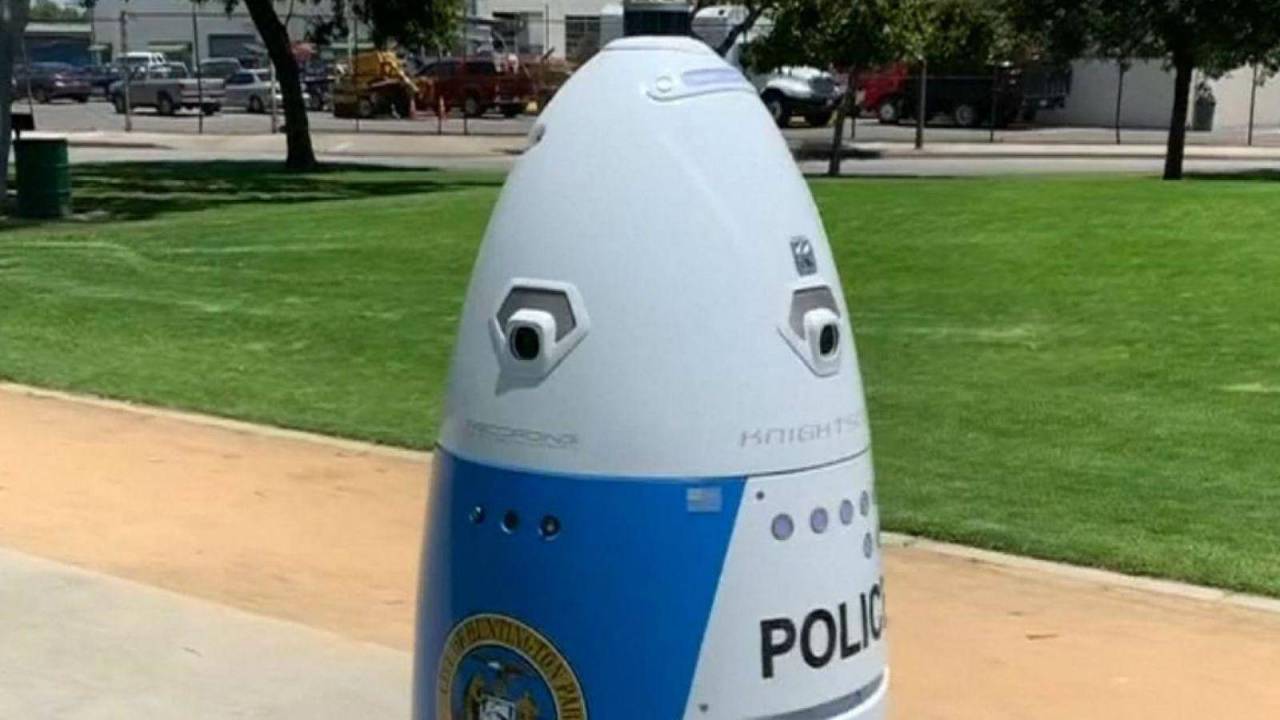 Robot policía aleja a mujer pidiendo ayuda, se aleja cantando