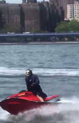 Hombre disfrazado de Joker pasea en moto acuática en Nueva York 2
