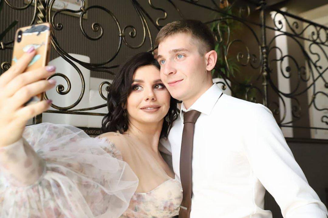 WTF: Influencer rusa se divorcia de su esposo para casarse con su hijastro; ya esperan un bebé 1