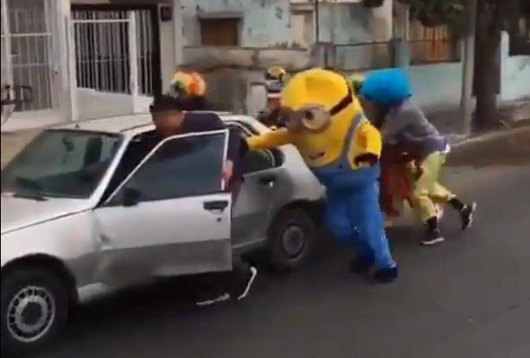 WTF: Spider-Man, un Minion y un grupo de payasos salvan a conductor y su auto en Argentina