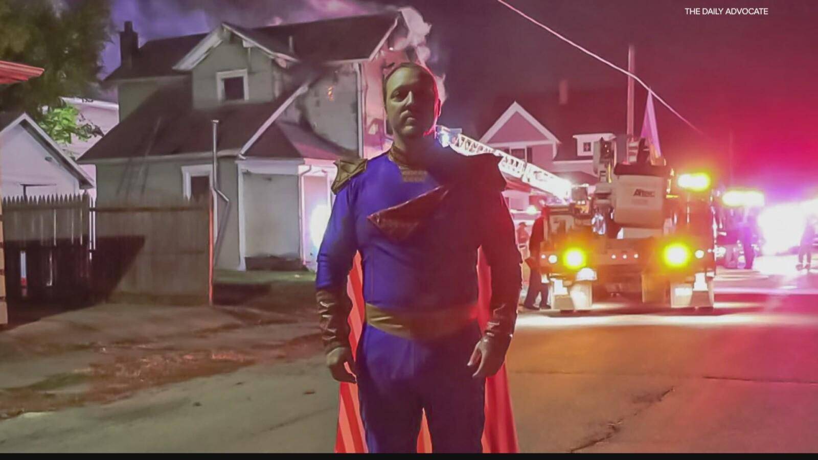 Hombre disfrazado de superhéroe rescata a una persona durante un incendio en Halloween