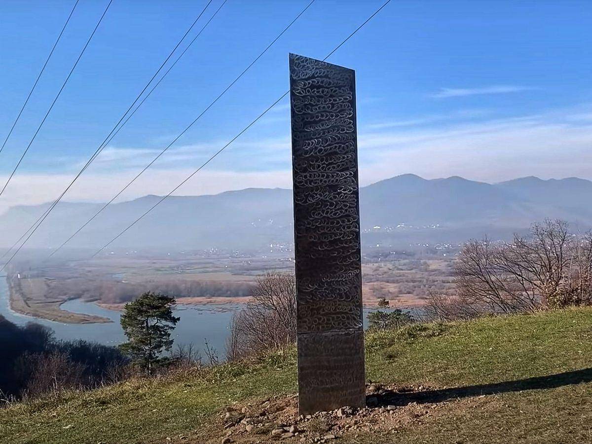 Un nuevo monolito aparece, ahora en Rumanía