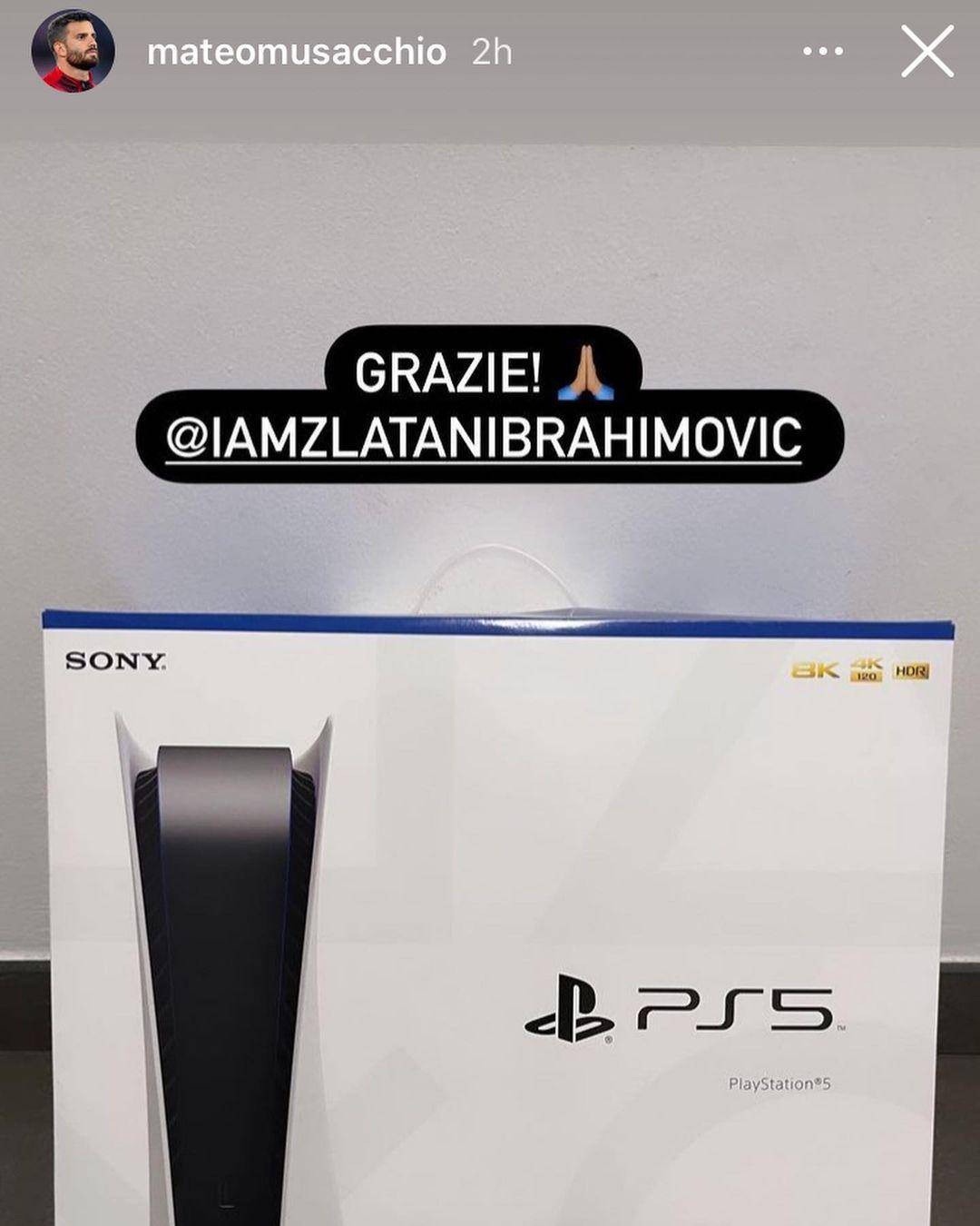 Zlatan Ibrahimovic le regala PlayStation 5 a algunos compañeros 2