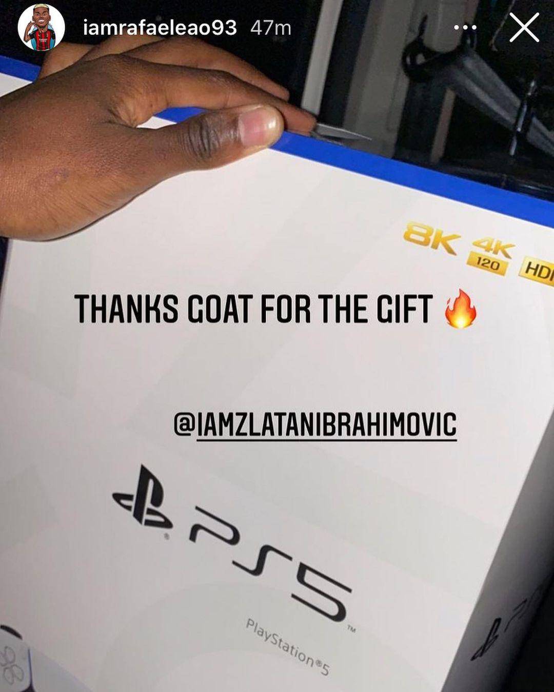 Zlatan Ibrahimovic le regala PlayStation 5 a algunos compañeros 3