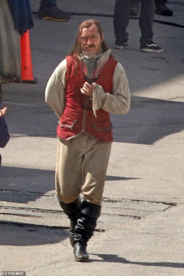 Surgen primeras imágenes de Jude Law como el Capitán Garfio en la película Pan and Wendy 3