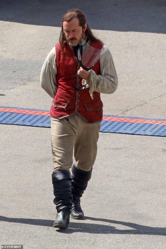 Surgen primeras imágenes de Jude Law como el Capitán Garfio en la película Pan and Wendy 1
