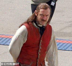 Surgen primeras imágenes de Jude Law como el Capitán Garfio en la película Pan and Wendy 2