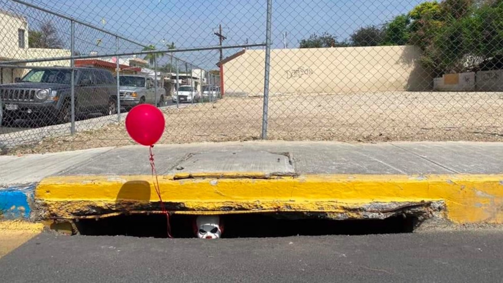 Aparece Pennywise en alcantarilla de Nuevo León