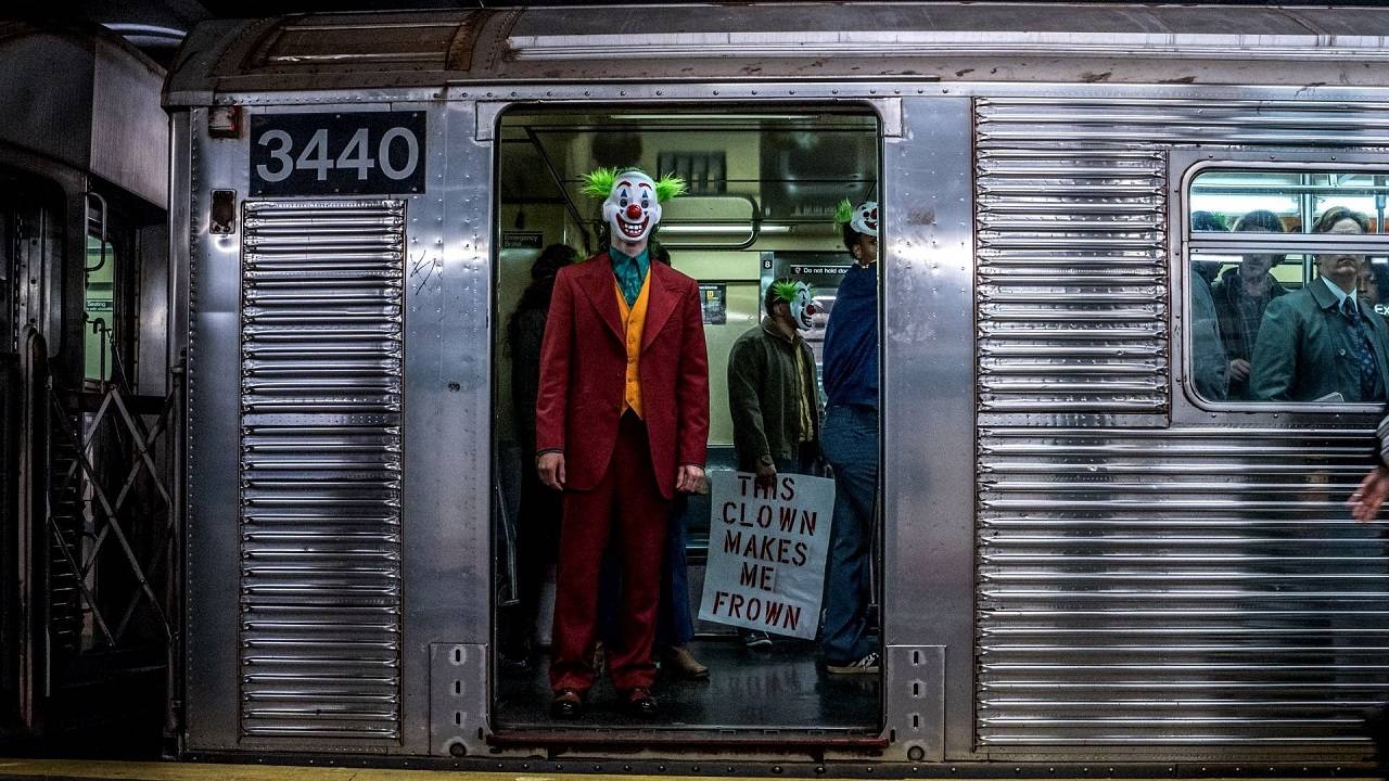 Vídeo: Joven disfrazado de ‘Joker’ apuñala a 17 personas en el metro, espera para ser detenido