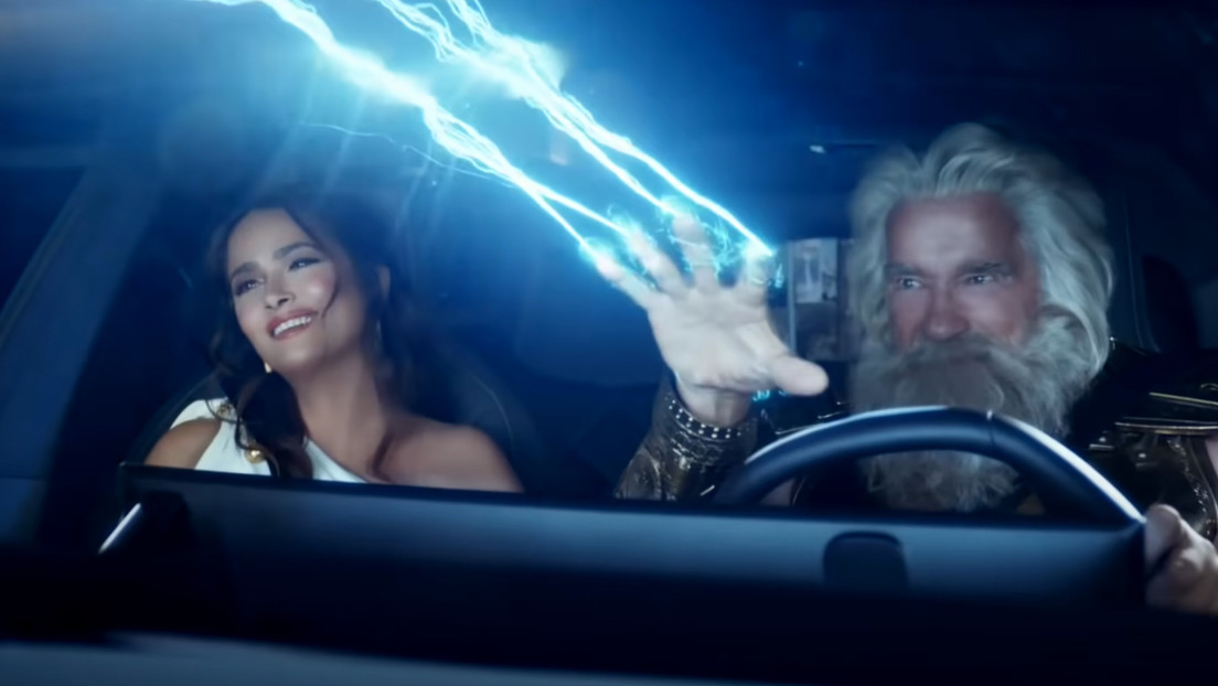 Super Bowl LVI: Zeus & Hera, encarnados por Schwarzenegger y Hayek, presentan un Anuncio Electrizante