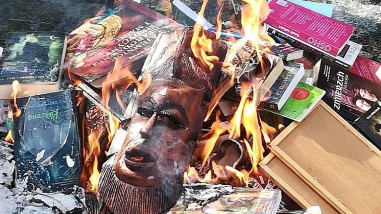 Sacerdote organiza quema de libros de Harry Potter por ‘brujería’ 2