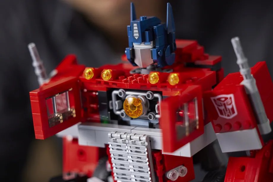 LEGO Transformers: Optimus Prime G1 llegará el 1 de junio. 5
