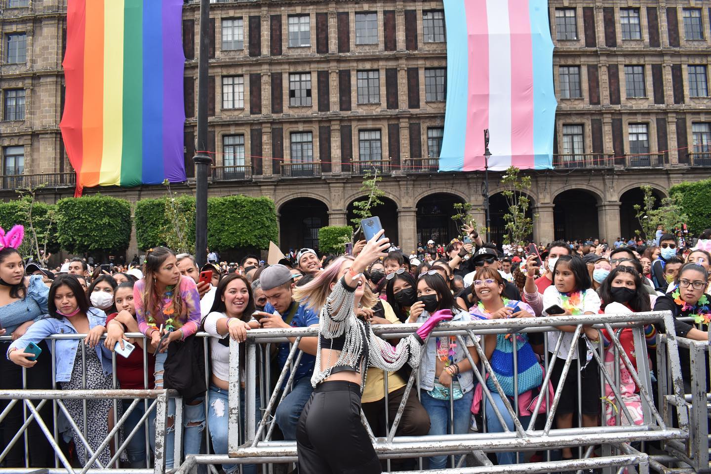 Sofia Thompson se presentó en el Gay Pride CDMX