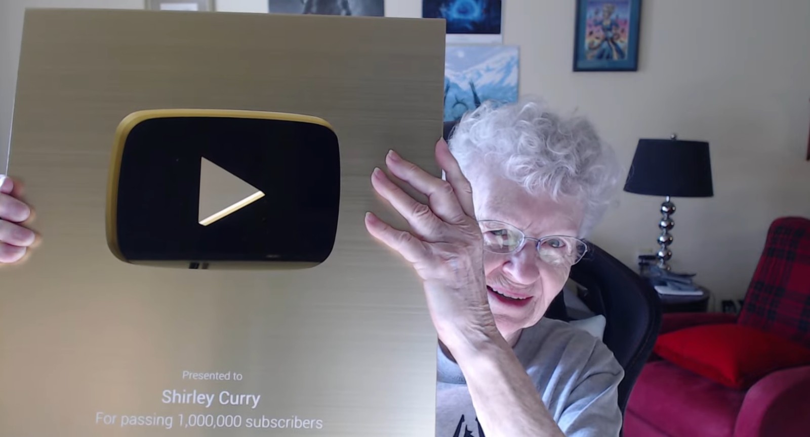 La abuela Skyrim presume su botón dorado por llegar a 1 millón de suscriptores en YouTube