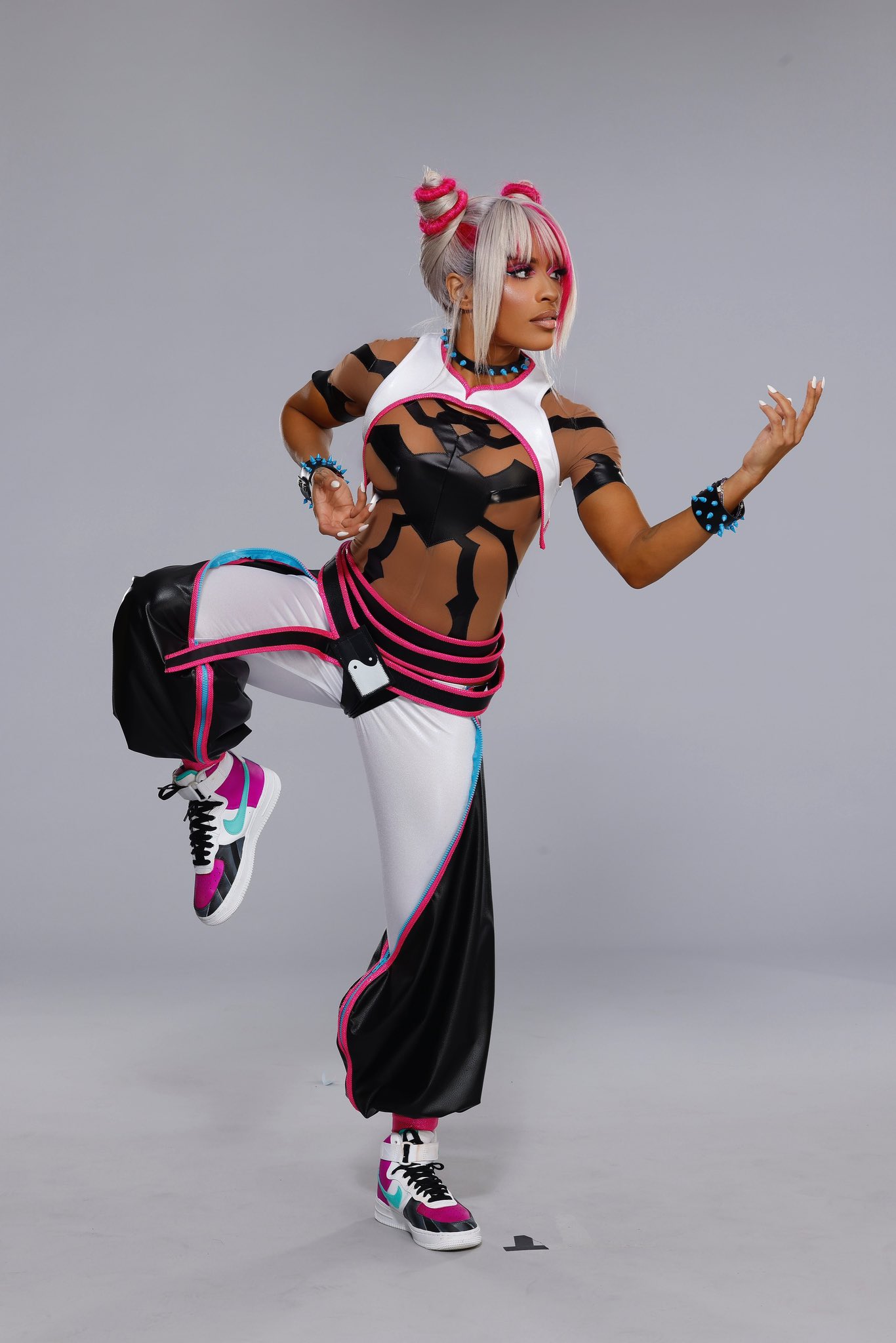 Zelina Vega se presenta con traje de Juri de Street Fighter 6 en Royal Rumble 4