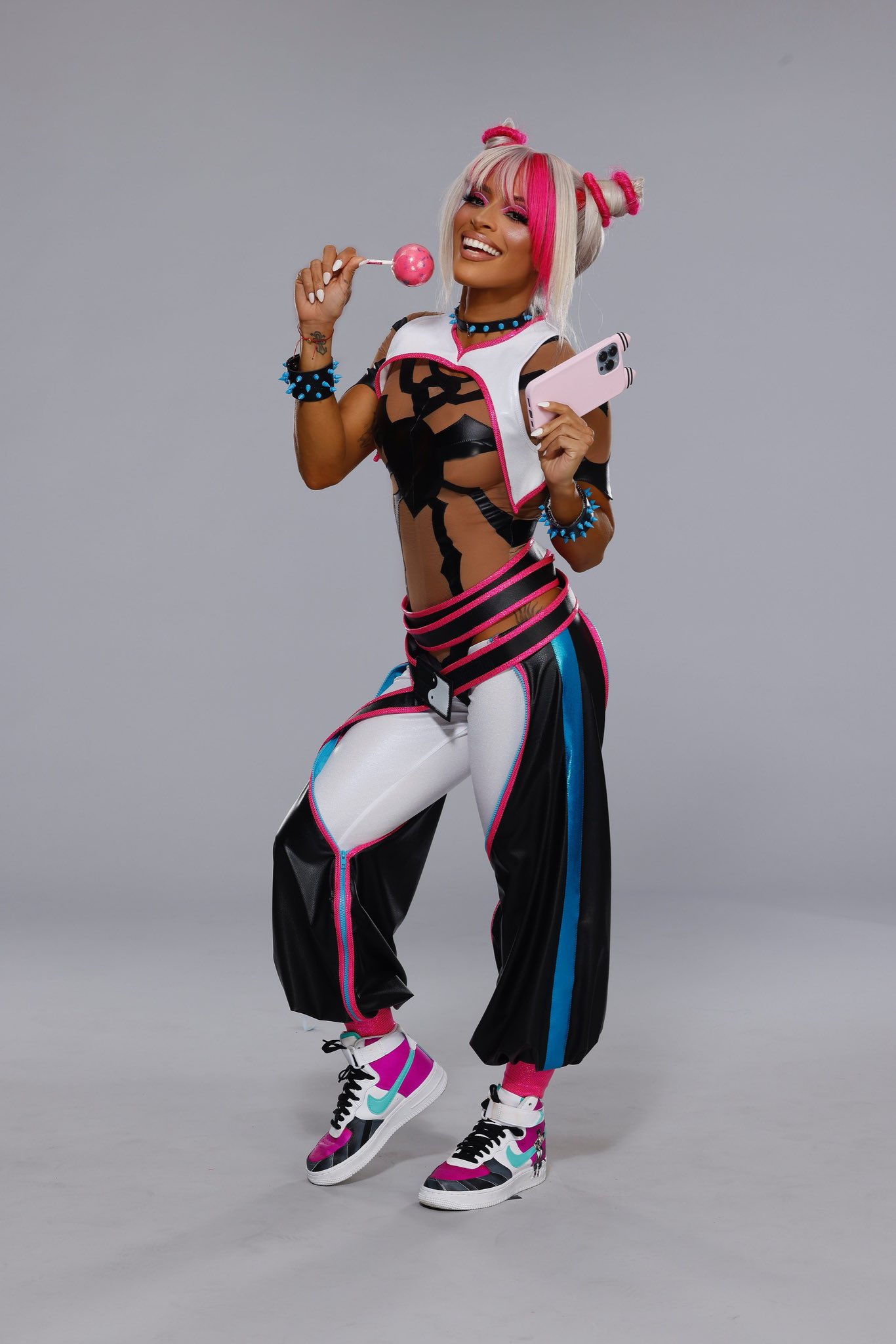 Zelina Vega se presenta con traje de Juri de Street Fighter 6 en Royal Rumble 3