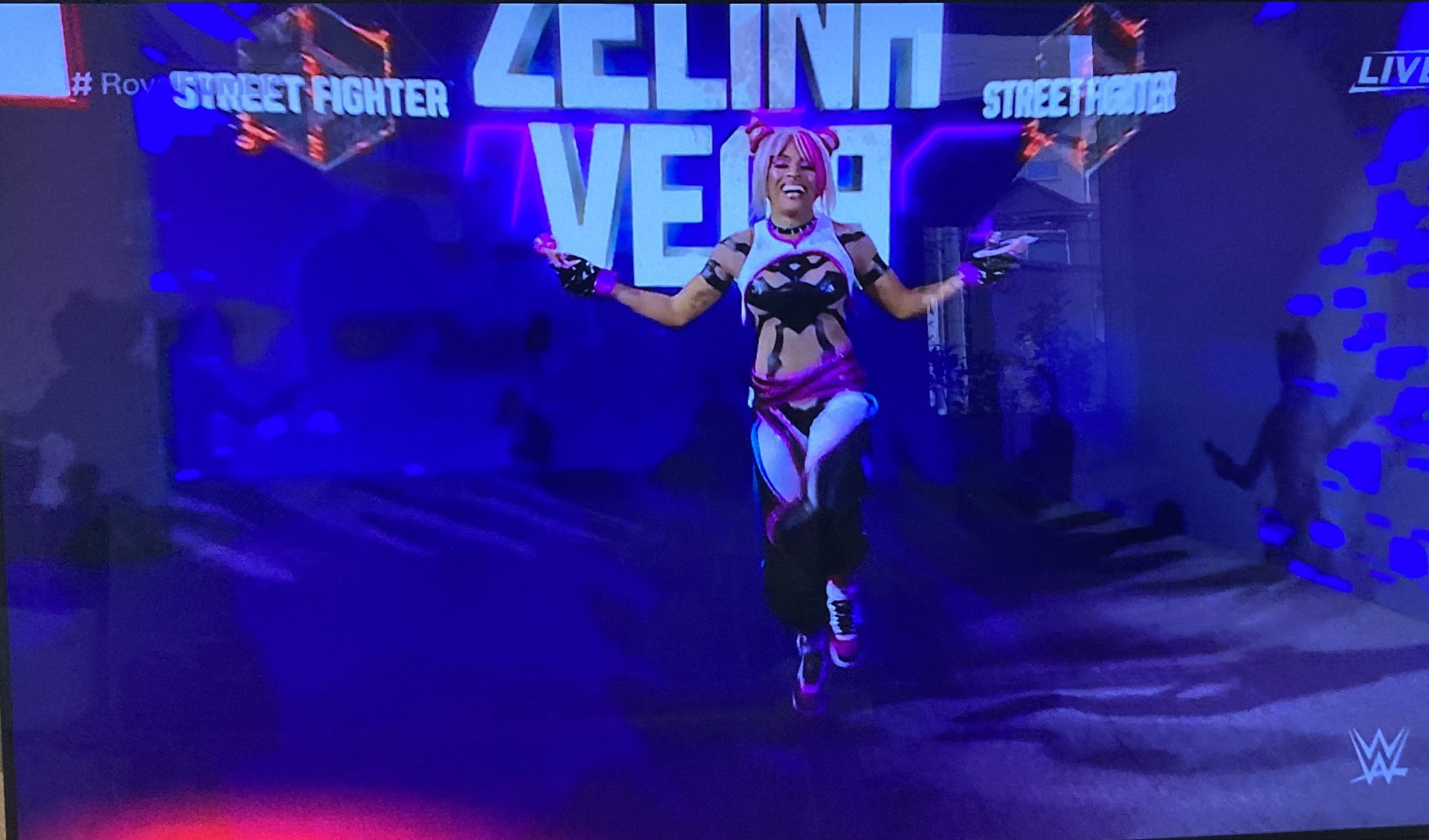 Zelina Vega se presenta con traje de Juri de Street Fighter 6 en Royal Rumble 6