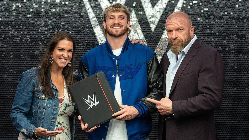 Logan Paul renueva contrato con WWE con polémica foto incluida 17