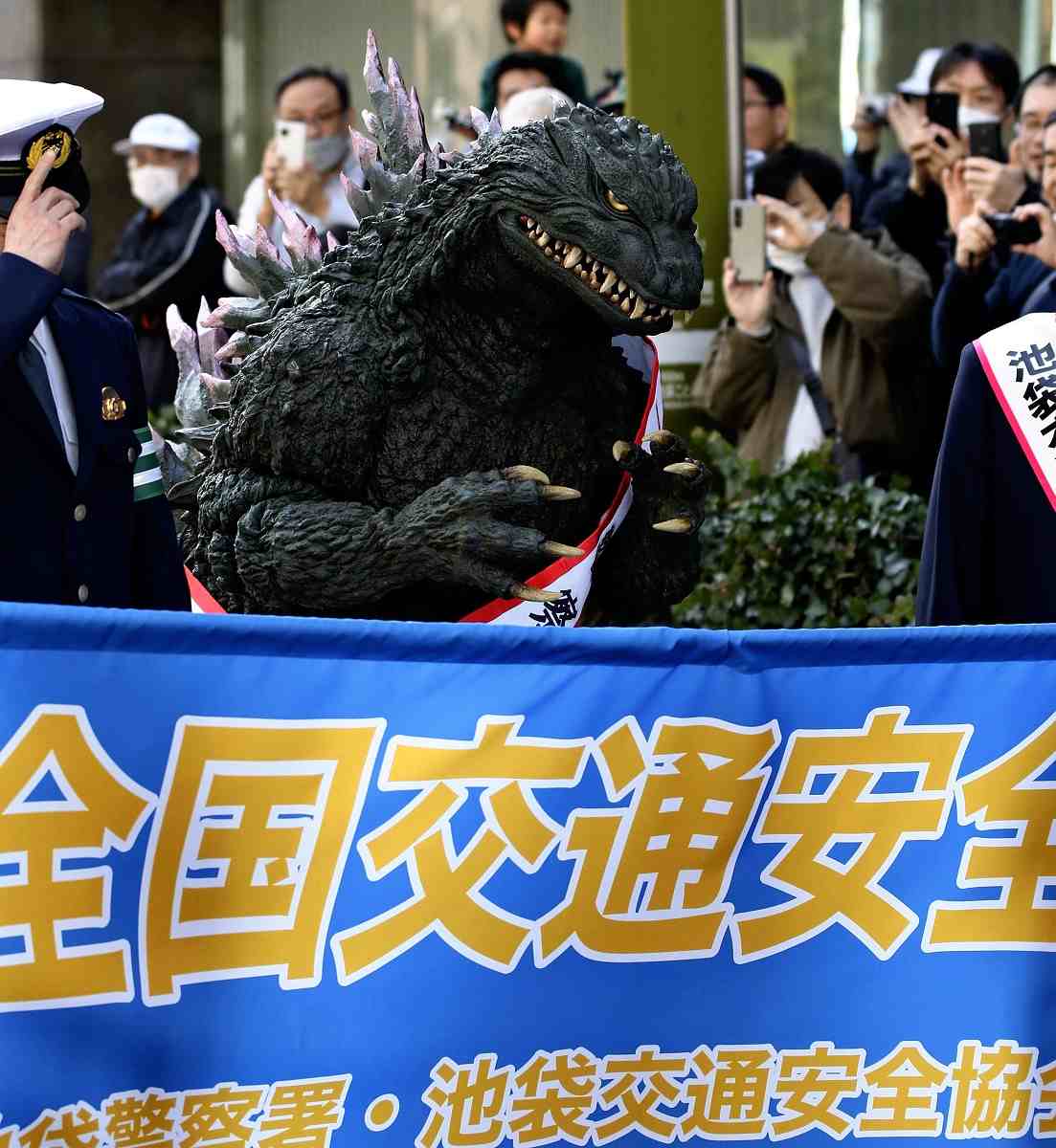 Godzilla es nombrado el nuevo jefe de policía de Tokio 5