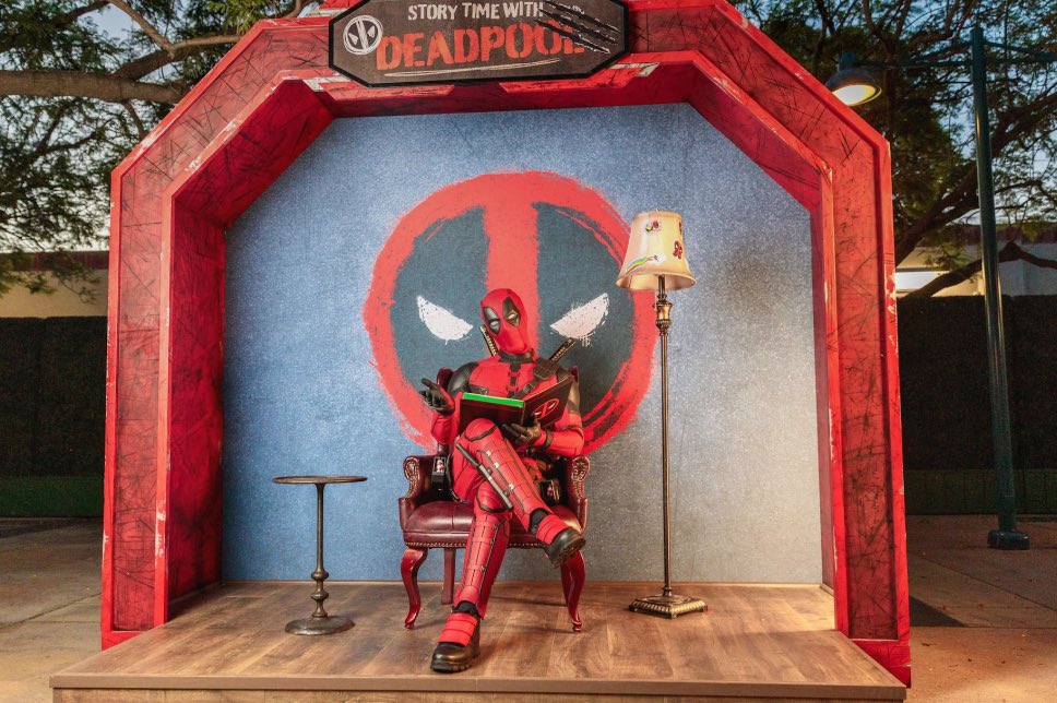 El Deadpool de Disneyland hace broma sobre la reciente demanda al parque