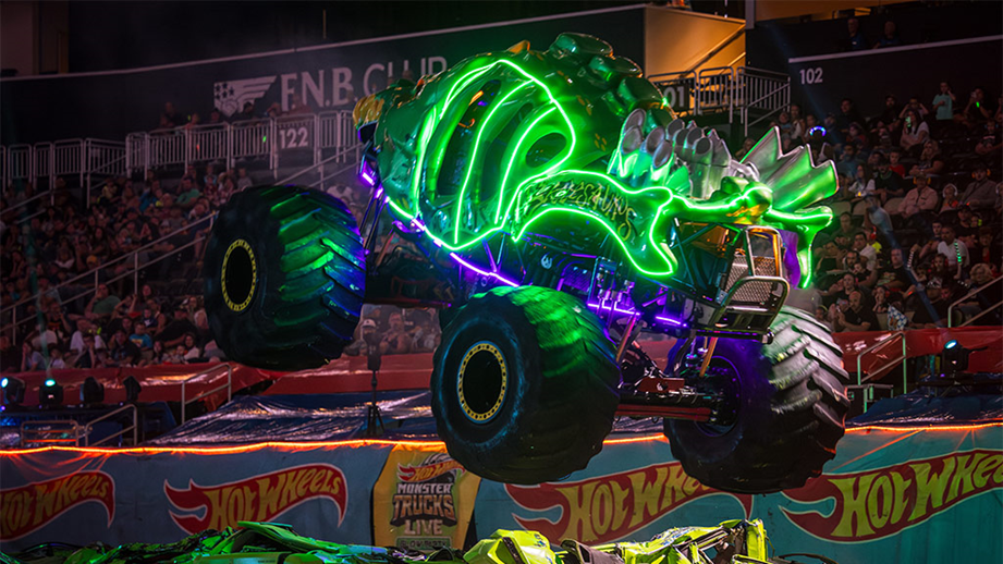 Hot Wheels Monster Trucks Live: Glow-N-Fire llega a México                        2