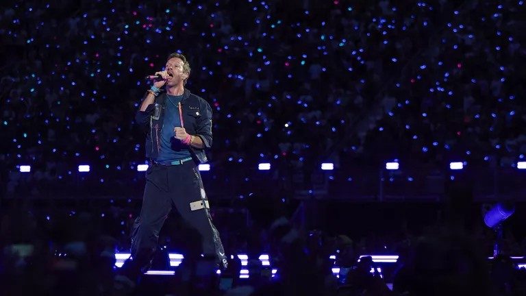 ¡Coldplay vs Capitalism! Chris Martin expone la infidelidad de un importante CEO 2