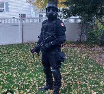 WTF: Cosplayer de Resident Evil es arrestado por ser confundido con un delincuente 3 WTF: Cosplayer de Resident Evil es arrestado por ser confundido con un delincuente 2