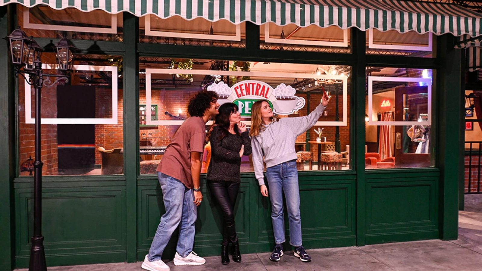 THE FRIENDS Experience: The One in Mexico City 4